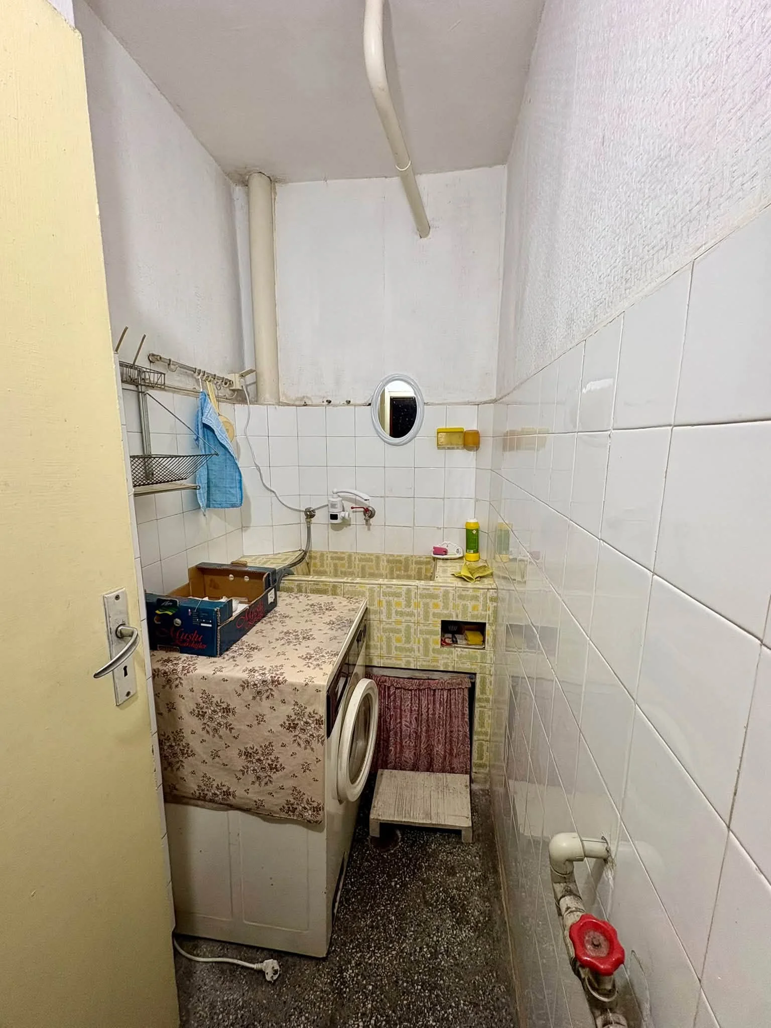 Продава се просторен многостаен тухлен апартамент 106 кв м кв Вароша Търговище