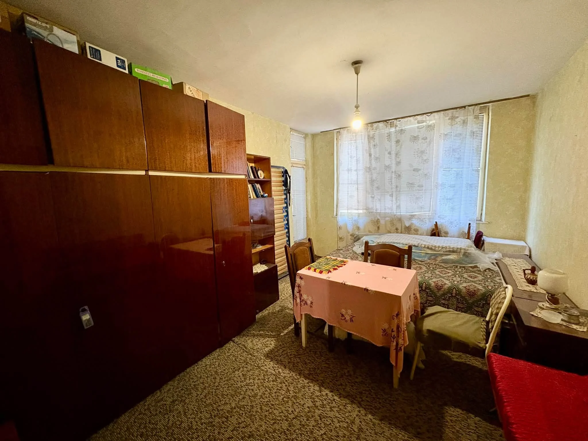 Продава се просторен многостаен тухлен апартамент 106 кв м кв Вароша Търговище